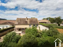 Maison en pierres avec jardin