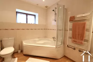 Salle de bain avec WC