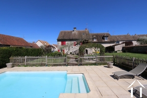 House with swimming pool and enclosed garden