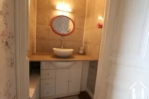 Wash basin in bedroom 2