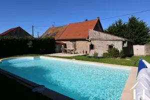 Piscine avec vue sur la maison