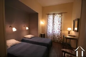 une chambre dans la maison de maître