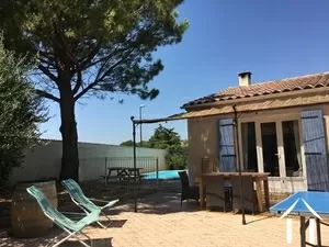 Single floored villa with guest studio near historic Avignon Ref # 11-2418 