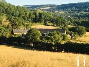 Hamlet with 4 houses in beautiful valley in the Morvan Ref # BH5361L 