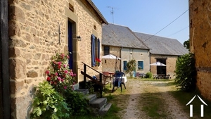 Hamlet with 4 houses in beautiful valley in the Morvan Ref # BH5361L 
