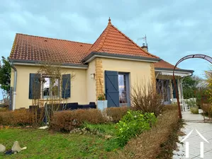 Charming house with pool, quiet location Burgundy Ref # LC5499B 