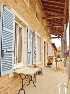 coverd Clunysois balcony