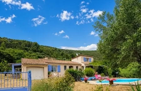 Quietly set villa close to the river beach and picturesque center

Single-Storey Villa in One of Roquebrun's Residential Neighbourhoods, close to the river beach and the picturesque village center with its restaurants and amenities. Ref # EG09-7000 