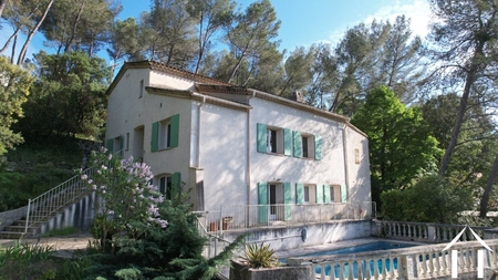 Villa with a view in a privileged and quiet setting North of sparkling Montpellier

Spacious villa in a quiet, residential and privileged setting rather close to the center of the beloved and “green” village of St. Ref # EG11-2551 