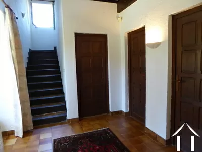 ruime hal met stenen trap