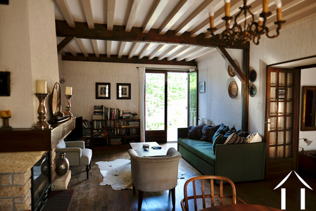 Salon avec portes-fenêtres vers la terrasse