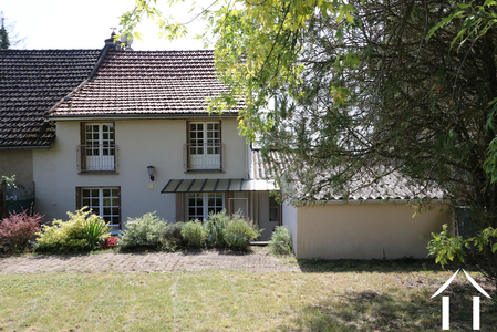 Maison vue du jardin clos