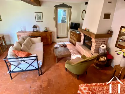 Le salon vu de la chambre. Au fond la porte vers l'arrière de la maison