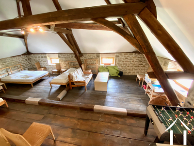 Le 2ème niveau est composé d'un immense espace télé-jeux et dortoir