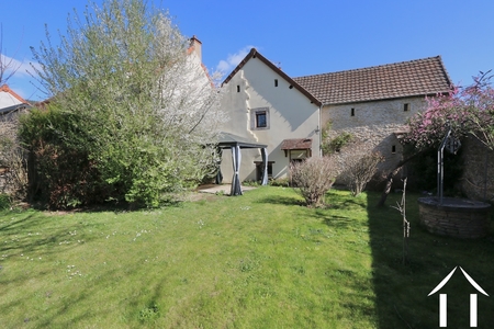 House with enclosed garden facing the vineyards