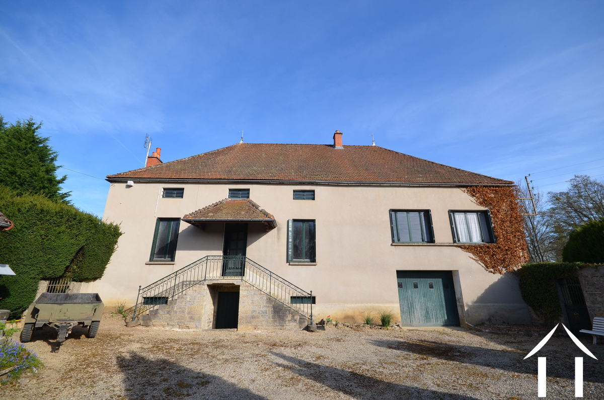 Grande maison à aménager avec caves près de Santenay