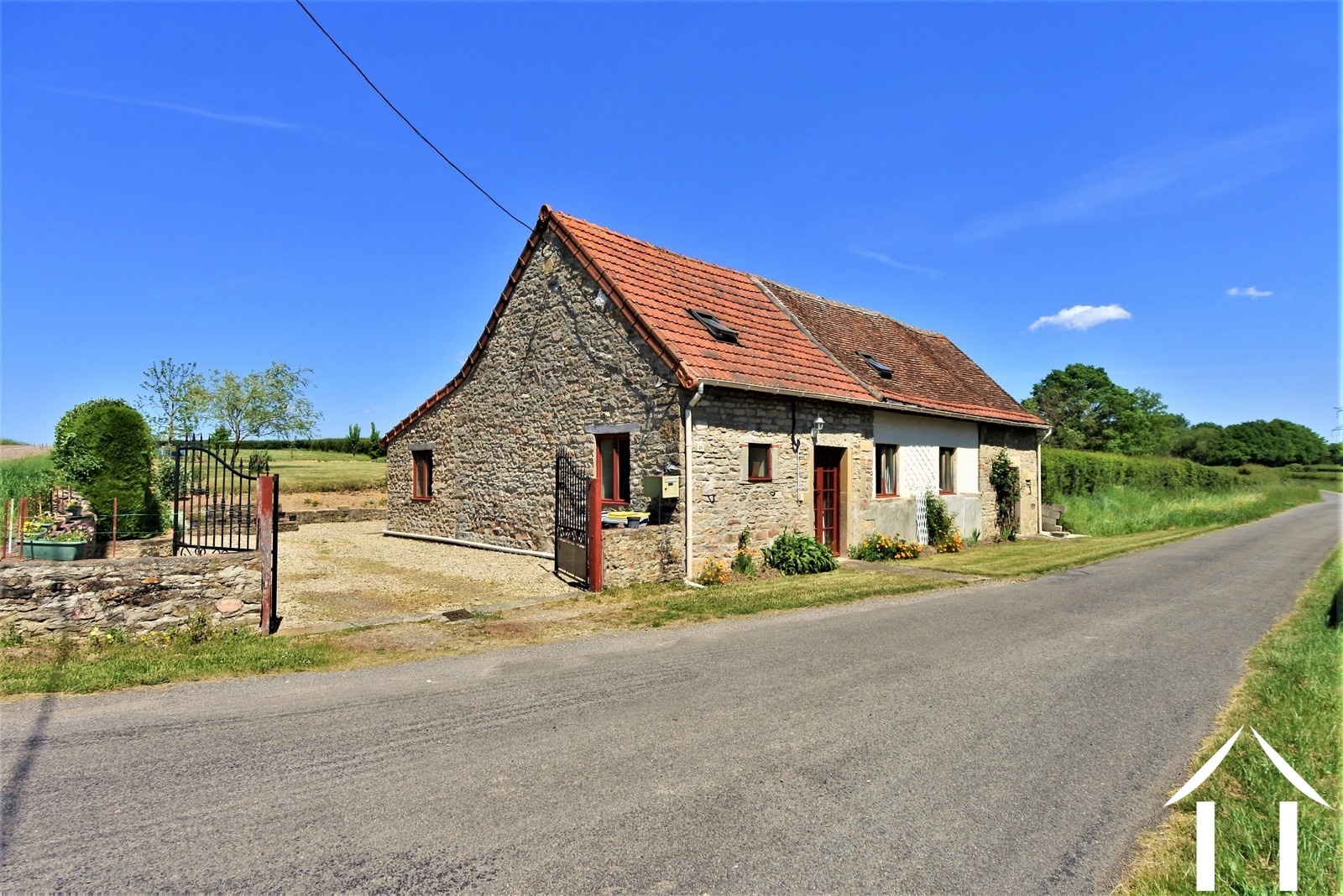 Charming country house with large garden north of Cluny