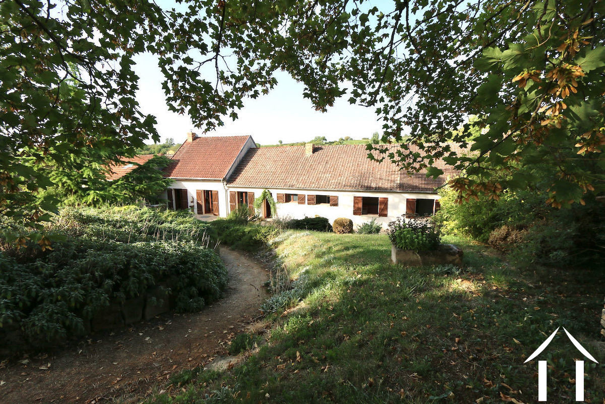 Grande maison avec piscine et vue sur les vignes