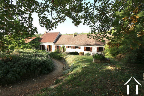 Large house with swimming pool near Beaune