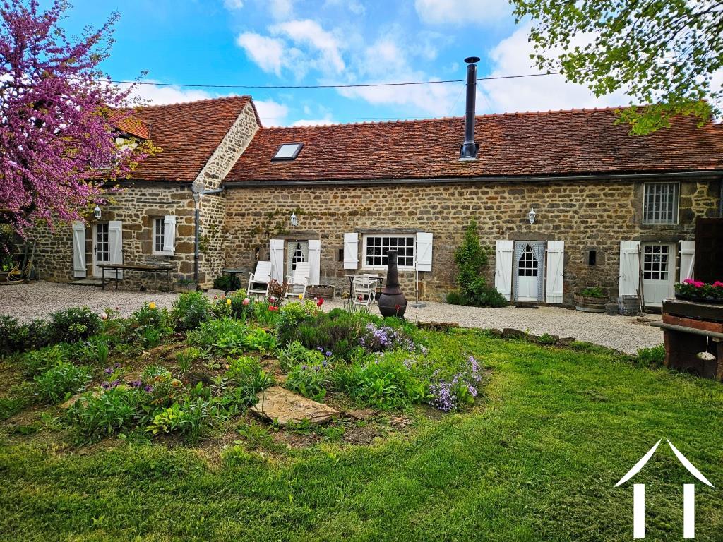 Charmante maison avec grand jardin et piscine