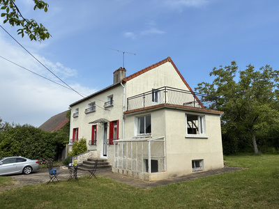 beautifully located house in a dreamy Burgundian setting
