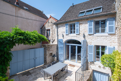 Renovated stone house with guest house in the center of Meursault