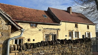 Character farmhouse with guest units and swimming pool.