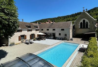 Beautiful stone holiday home with heated pool and amazing vaulted living room