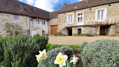 Family home with guest house, heated pool and wine cellar