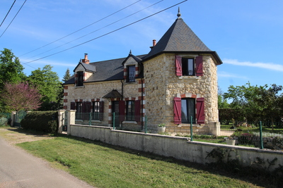 Beautiful stone house Full of charm & potential