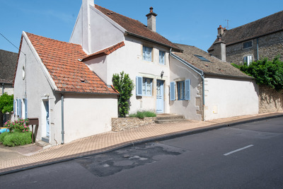 Center of Meursault, house with grand cellar and guesthouse