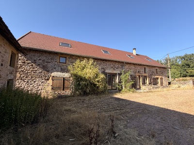 Renovated large farmhouse with barn and outbuilding.  Stunning landscape with 9500m2 of land in the Brionnais